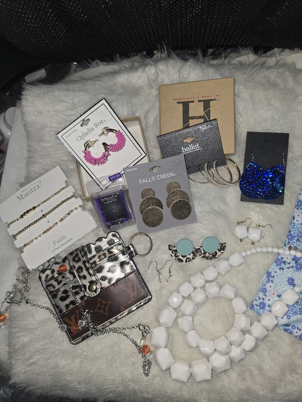 Jewelry lot, accessories, all good and nice som